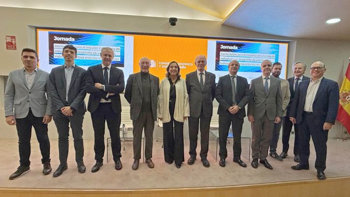 Representantes de los firmantes de la petición de la ley de industria en la presentación de esta.