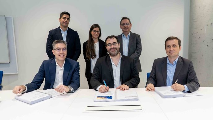 Firma del contrato entre Skylife Engineering y Airbus defence para el Eurodrone.