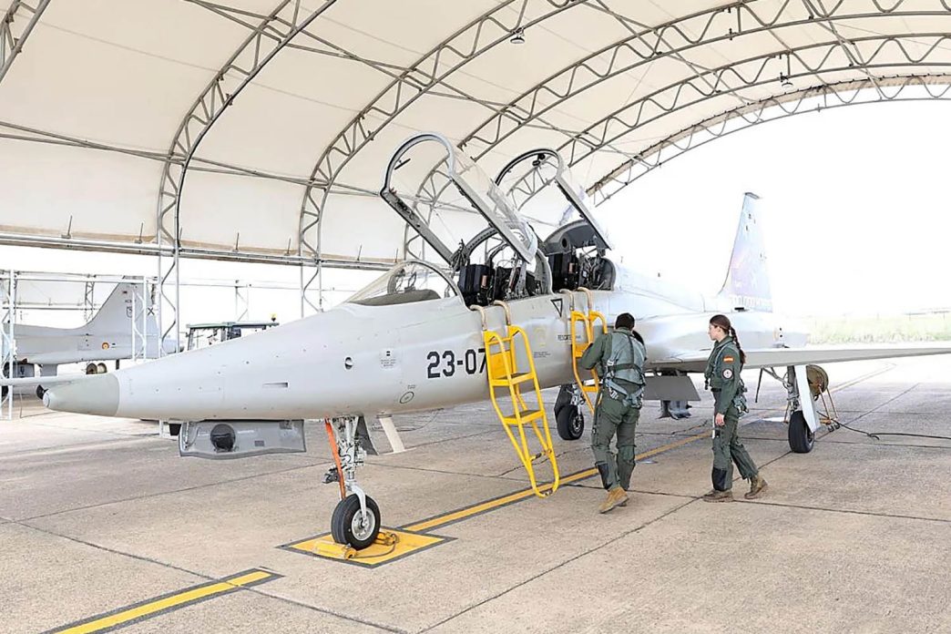 La infanta Leonor poco antes de subir al F-5 para su vuelo de familiarización.