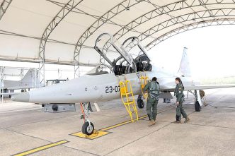 La infanta Leonor poco antes de subir al F-5 para su vuelo de familiarización.