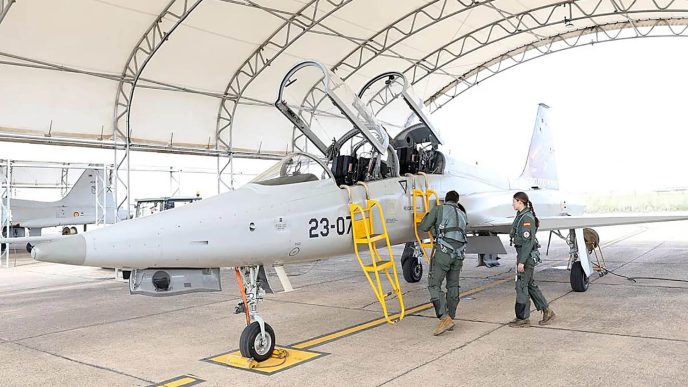 La infanta Leonor poco antes de subir al F-5 para su vuelo de familiarización.