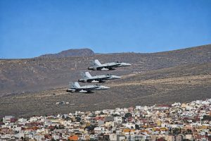 Tres F-18A del Ala 46 en pasada sobre la base aérea de Gando.