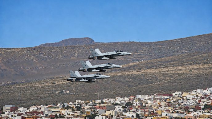 Tres F-18A del Ala 46 en pasada sobre la base aérea de Gando.