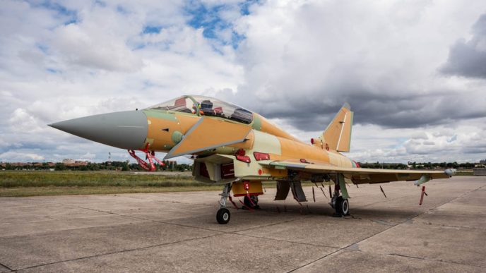 El primer Eurofighter Halcón en la plataforma de la factoría de Airbus en Getafe.
