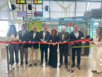 Corte en Madrid de la cinta inaugural del primer vuelo Madrid-Toronto de Iberia.
