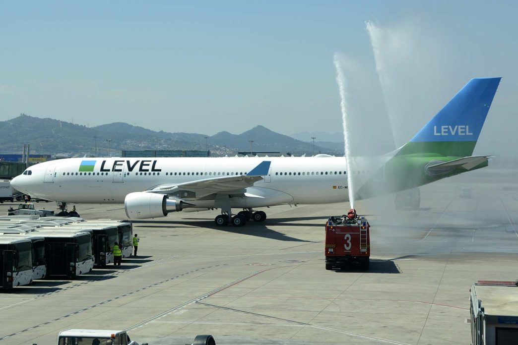 Saludo en Barcelona con un arco de agua al vuelo inaugural de Level en julio de 2017.