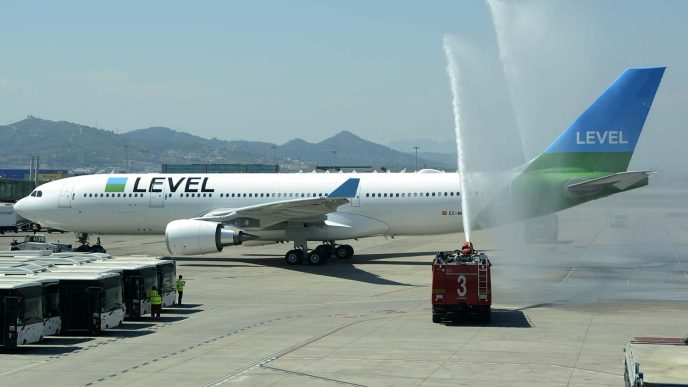 Saludo en Barcelona con un arco de agua al vuelo inaugural de Level en julio de 2017.
