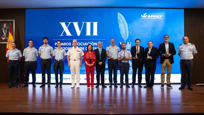 Los premiados junto a la ministra de Defensa, el jefe del Estado Mayor de la Defensa y el residente de la APDEF-