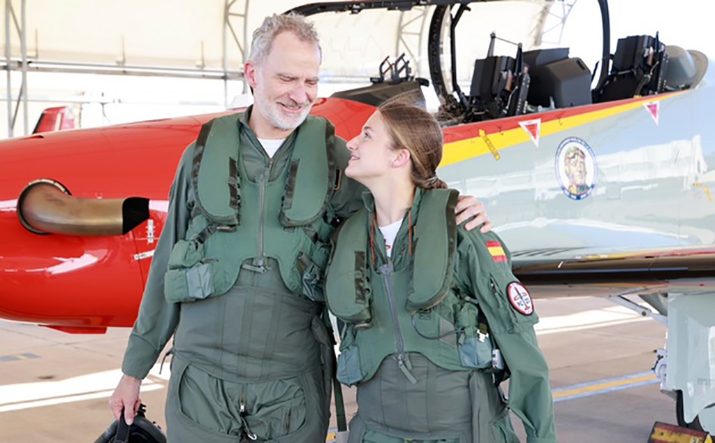 Feli`pe VI y Leonor de Borbón tras su vuelo en la AGA.